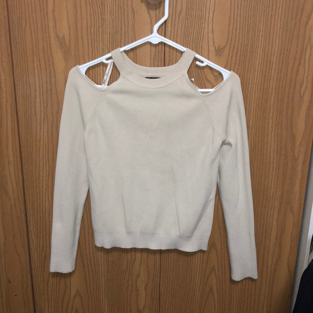 Open shoulder longsleeve